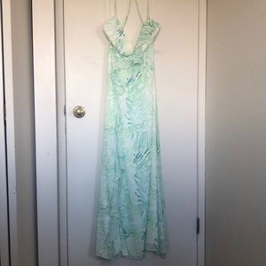 Nice long dress good for summer weddings or any other occasion.